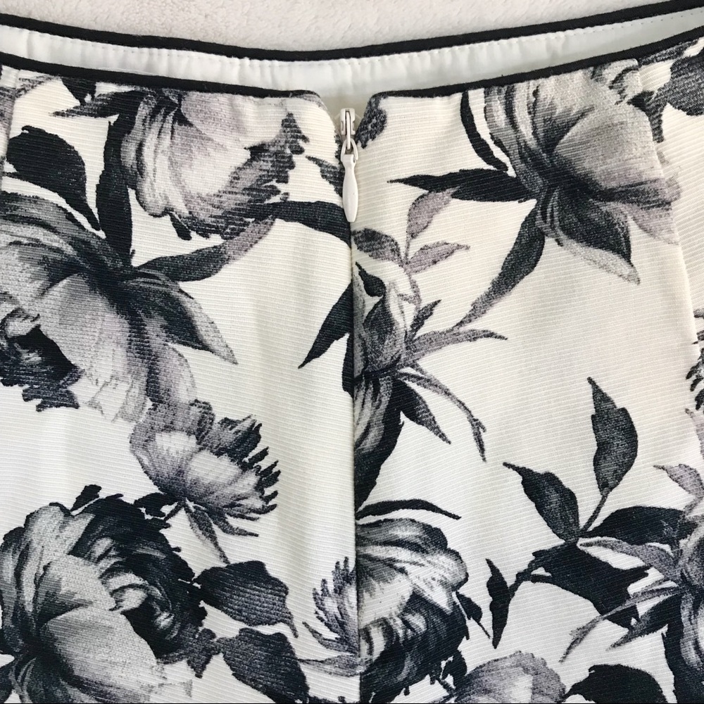 Topshop Mono Floral Print Shorts - Picture 5 of 6
